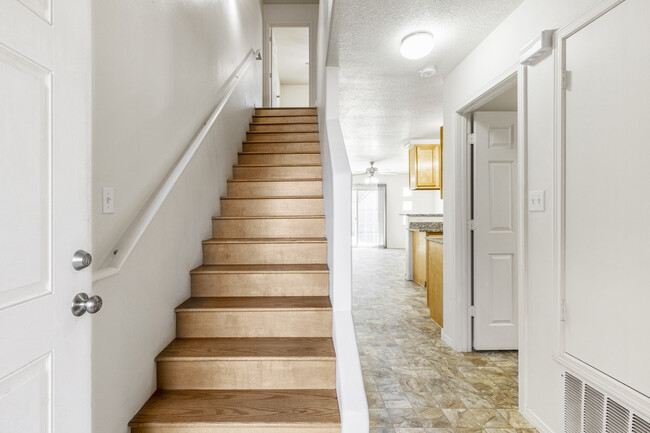 Zia Townhomes in Albuquerque, NM - Building Photo - Interior Photo