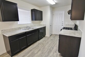 3911 Cary Creek Dr in Baytown, TX - Building Photo - Building Photo