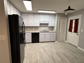 911 NW 4th Ave in Chiefland, FL - Foto de edificio - Building Photo