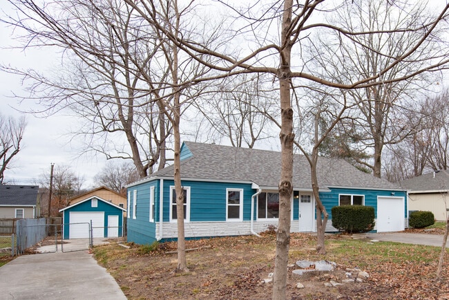 6738 Sterling Ave in Raytown, MO - Building Photo - Building Photo