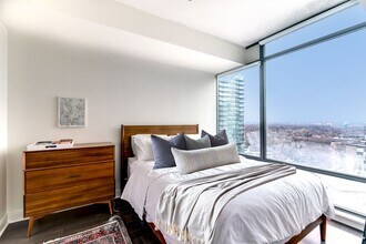 18 Yorkville Ave in Toronto, ON - Building Photo - Building Photo