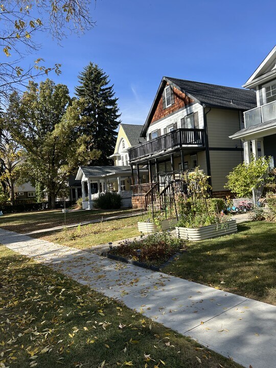 6112-6111 111 Ave NW in Edmonton, AB - Building Photo