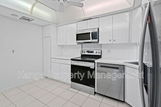 2425 Presidential Way in West Palm Beach, FL - Building Photo - Building Photo