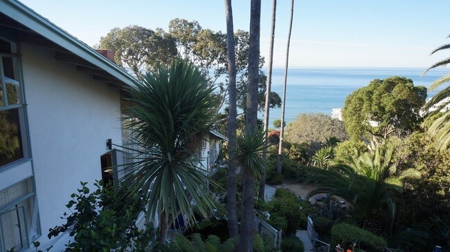 17050 W Sunset Blvd in Pacific Palisades, CA - Building Photo - Building Photo