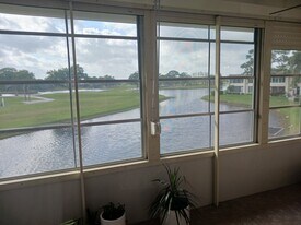 7153 W Country Club Dr N, Unit 247 in Sarasota, FL - Building Photo