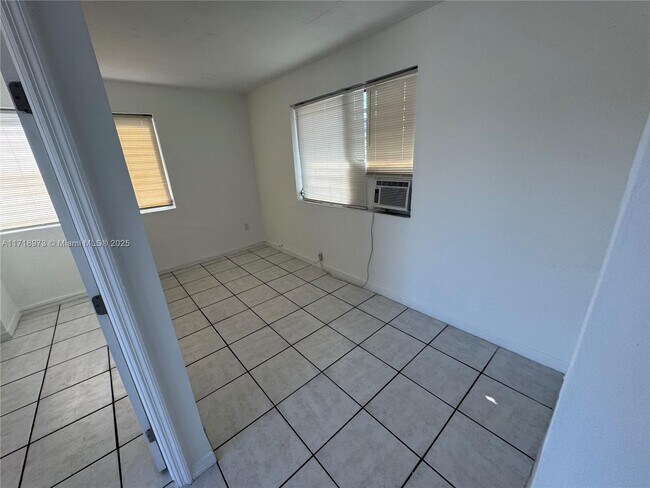 7000 NW 8th Ave-Unit -5 in Miami, FL - Building Photo - Building Photo