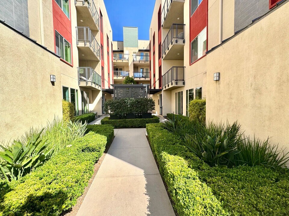126 Tribeca in Irvine, CA - Building Photo