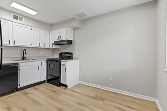 The Hills Apartment Homes in Indianapolis, IN - Foto de edificio - Building Photo