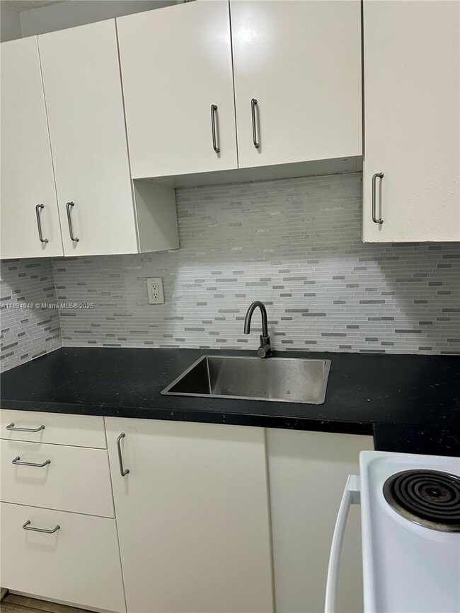 2565 W 56th St, Unit 108 in Hialeah, FL - Foto de edificio - Building Photo