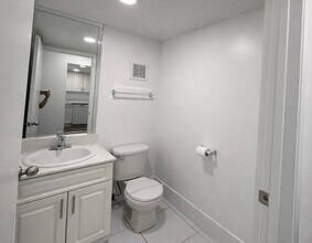 17350 NW 68th Ave, Unit 300-312 in Hialeah, FL - Building Photo - Building Photo