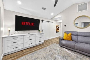 319 Brentwood Dr in Tampa, FL - Building Photo