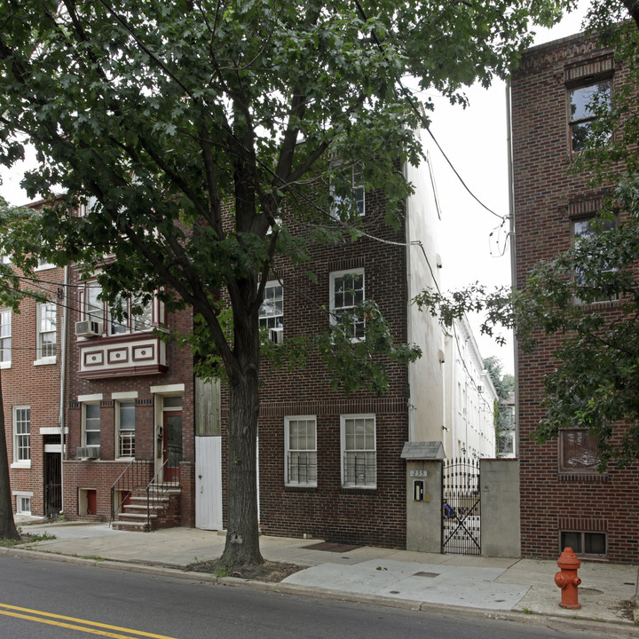 235 Christian St in Philadelphia, PA - Building Photo