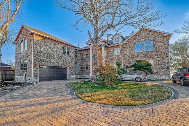 2011 Crescent Dr in La Porte, TX - Building Photo - Building Photo