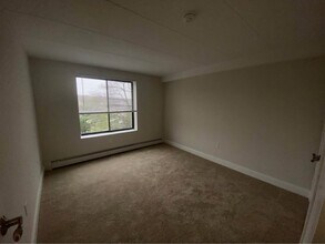 961 Southern Artery, Unit 1 in Quincy, MA - Foto de edificio - Building Photo