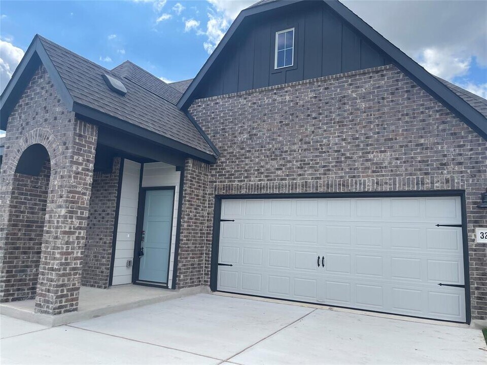 3210 Everett in Kyle, TX - Building Photo