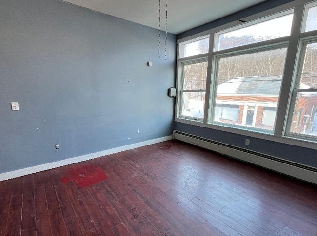 342 Main St in Bingham, ME - Foto de edificio - Building Photo