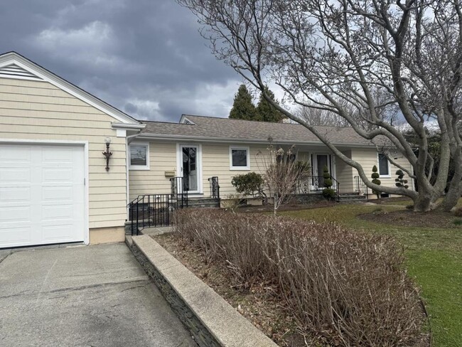 76 Borden Rd in Tiverton, RI - Building Photo - Building Photo
