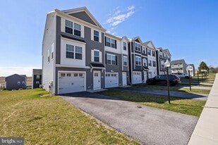 110 Heritage Ct in New Freedom, PA - Building Photo