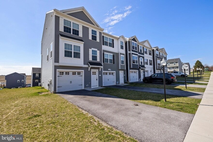 110 Heritage Ct in New Freedom, PA - Building Photo