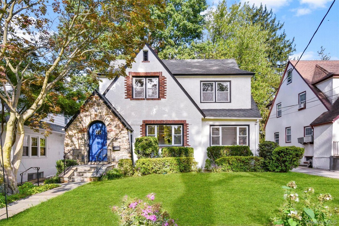 506 Siwanoy Pl in Pelham Manor, NY - Building Photo