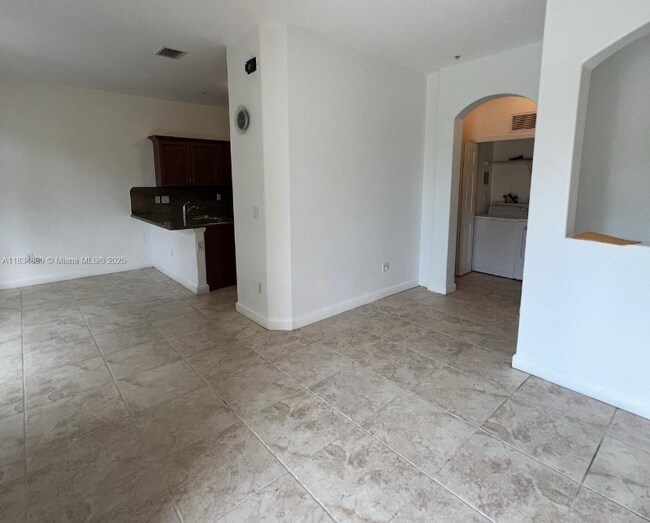 10242 NW 7th St in Miami, FL - Building Photo - Building Photo