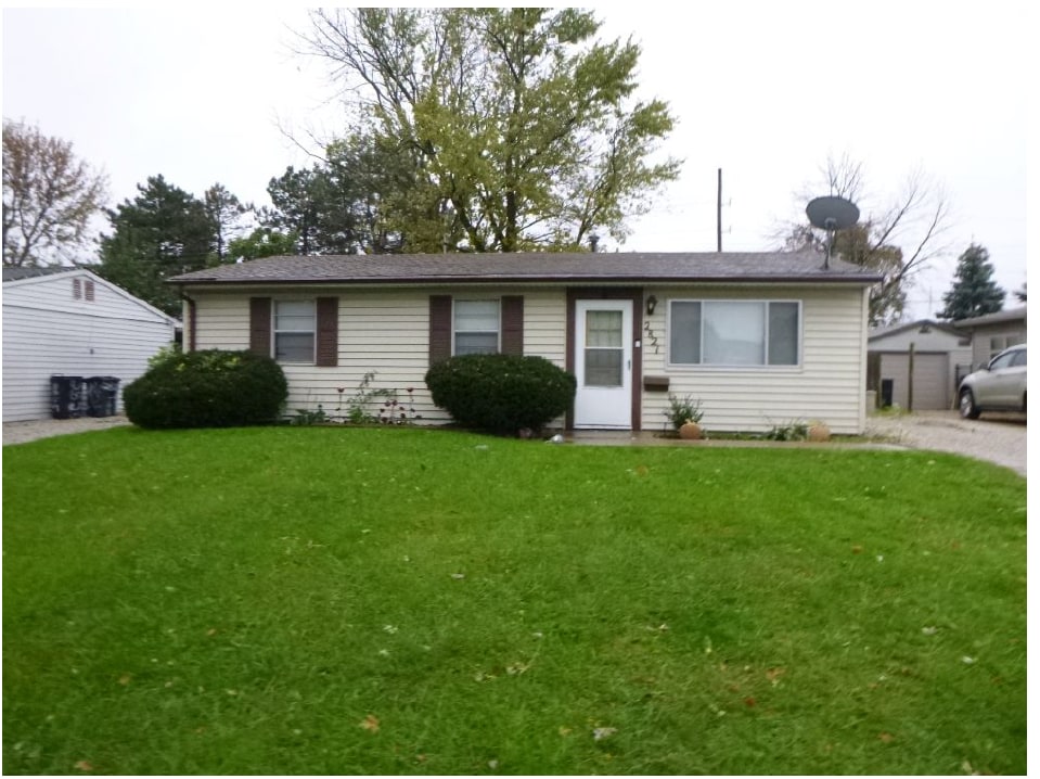 2821 E Cardinal Dr in Decatur, IL - Building Photo