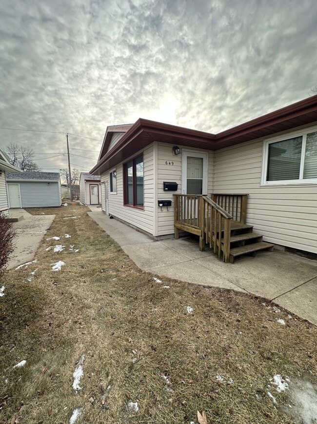 property at 649 8th Ave SW