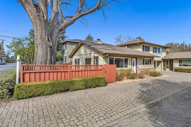750 Arbor Rd in Menlo Park, CA - Building Photo - Building Photo
