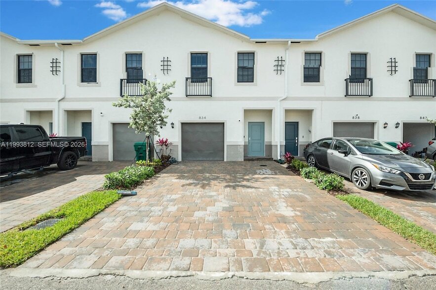 834 SW 11th Ter in Florida City, FL - Building Photo