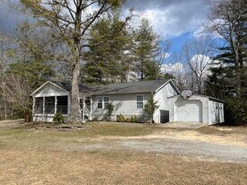 84 Barnwell Acres Dr in Hendersonville, NC - Building Photo