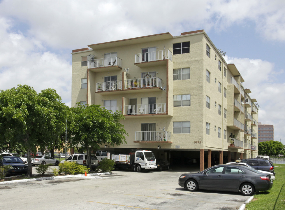 Blue Lake Apartments in Miami, FL - Building Photo