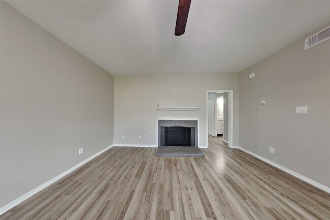 21338 Wildcroft Dr in Katy, TX - Building Photo - Building Photo