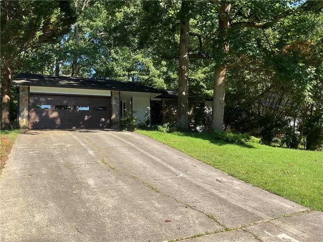 215 Lakeland Ct in Roswell, GA - Building Photo - Building Photo