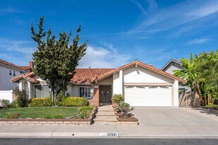 27531 Cenajo in Mission Viejo, CA - Building Photo