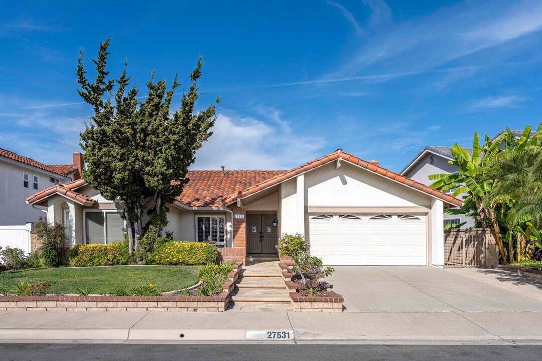 27531 Cenajo in Mission Viejo, CA - Building Photo