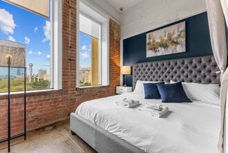 555 Evergreen St in Dallas, TX - Building Photo - Building Photo