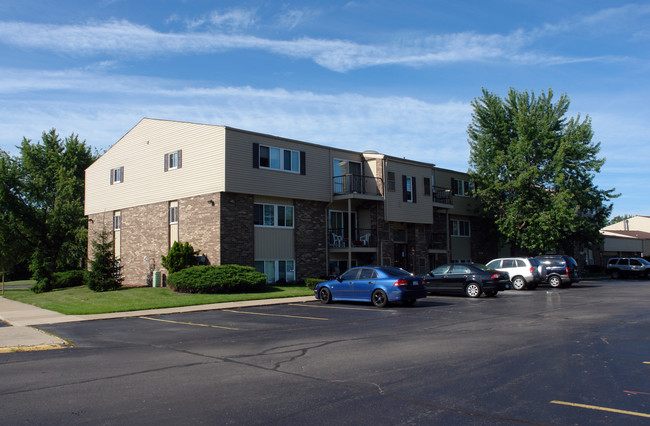 Fern Hill Manor Condominiums in Clinton Township, MI - Building Photo - Building Photo