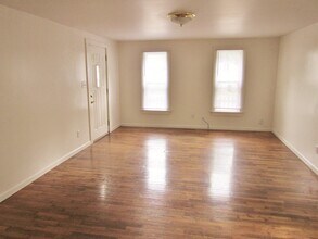 208 W Maple St, Unit #1 in Champaign, IL - Foto de edificio - Building Photo