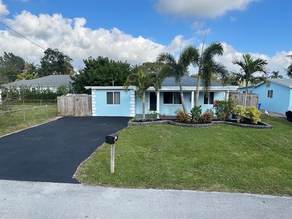 1754 SW 28th Ter in Fort Lauderdale, FL - Building Photo