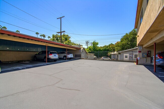 128 W Maple St in Glendale, CA - Building Photo - Building Photo