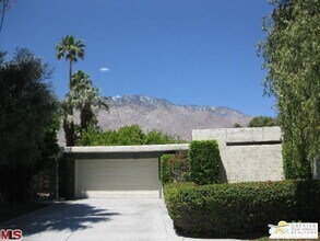 587 N Saturmino Dr in Palm Springs, CA - Foto de edificio - Building Photo