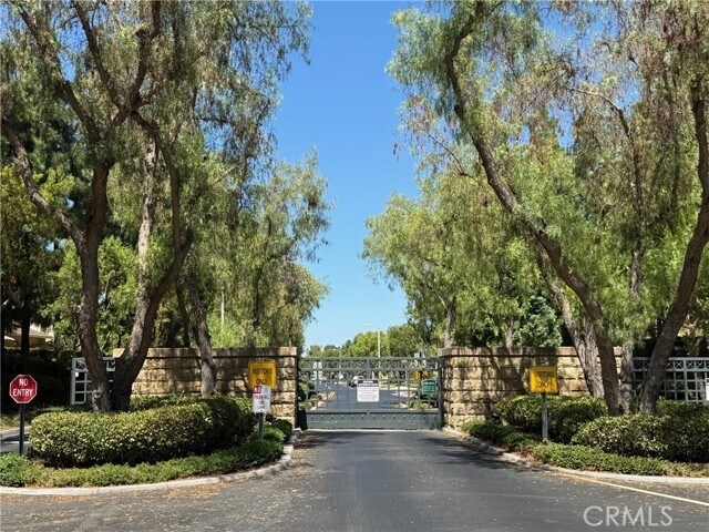 27 Highfield Glen in Irvine, CA - Building Photo