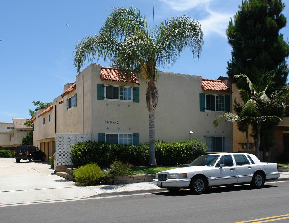 16902 Lynn St in Huntington Beach, CA - Building Photo