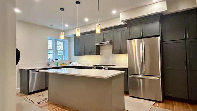 10 Dwight St, Unit 2 in Brookline, MA - Foto de edificio - Building Photo