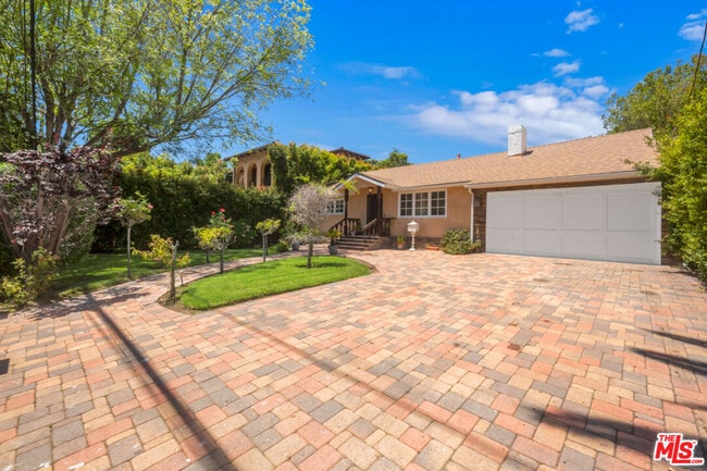 11717 Chenault St in Los Angeles, CA - Building Photo - Building Photo