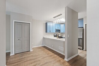 5 S Virginia Rd in Crystal Lake, IL - Building Photo - Building Photo