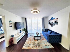 2642 Collins Ave in Miami Beach, FL - Building Photo - Building Photo