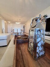 9225 Collins Ave in Surfside, FL - Foto de edificio - Building Photo