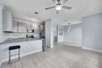 150 Jacaranda Country Club Dr in Plantation, FL - Foto de edificio - Building Photo