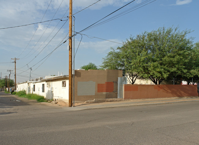 Midway Manor Apartments in Tucson, AZ - Foto de edificio - Building Photo